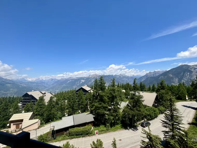 Vue d'un balcon à Risoul 1850 station. Studio cabine à vendre sur le site de l'agence 