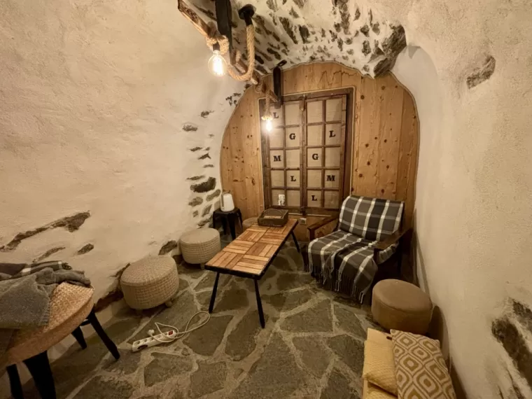 Salle de la petite voûte. Venez découvrir ce bar restaurant à Saint-Véran dont le fonds et à la vente avec une possibilité d'achat des murs.