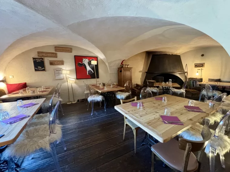 Fonds de commerce de bar restaurant dans le Queyras à vendre dans une maison traditionnelle.