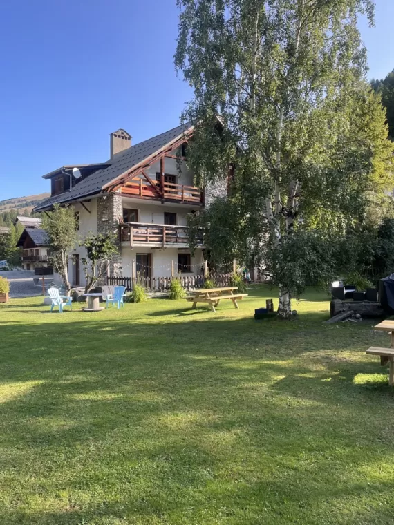 le gite dans son écrin de verdure